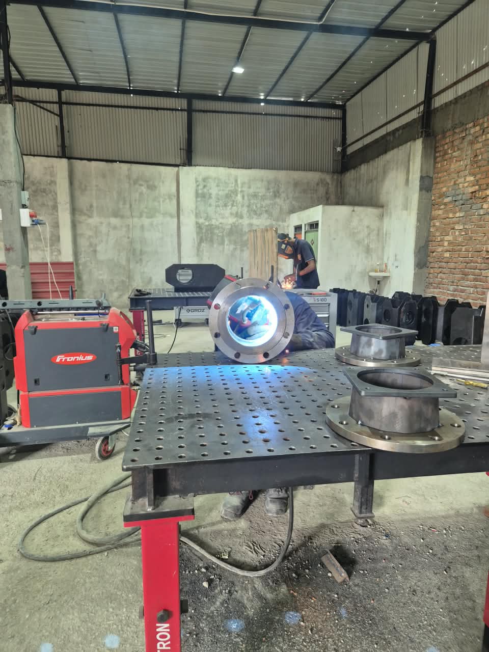 Fronius MIG welding station with flanges in production